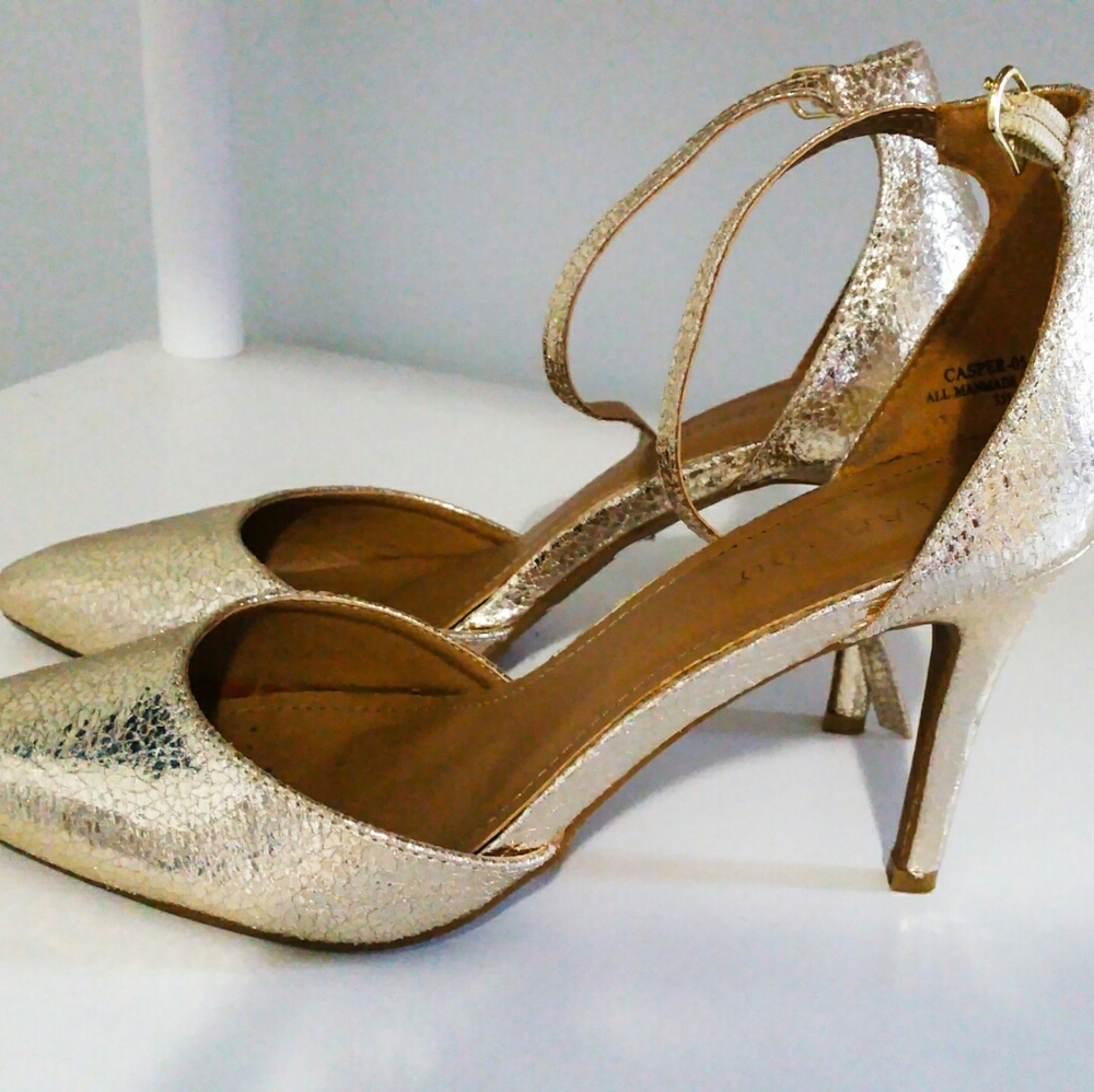 Stunning gold pointy toe heels